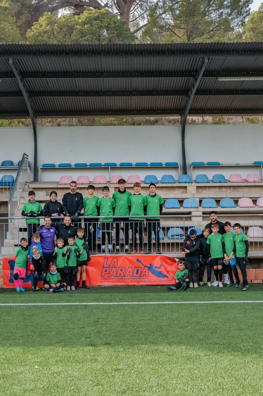 Grupo de alumnos y entrenadores en la grada tras un evento